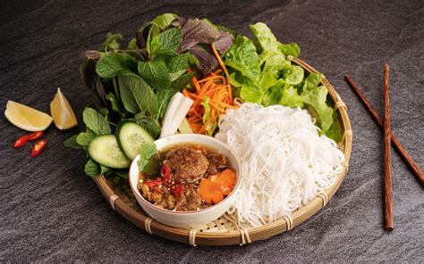 Bún Chả: Un trionfo di sapori freschi e aromi affumicati che si sprigionano in ogni boccone!