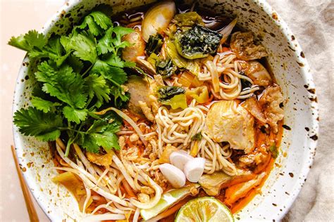   Khao Soi: Un delizioso mix di spezie piccanti e umami cremoso da Chiang Mai!