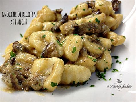  La Pasta di Gnocchi ai Funghi selvatici: Un connubio tra la morbidezza della pasta e il profumo intenso dei funghi del bosco!