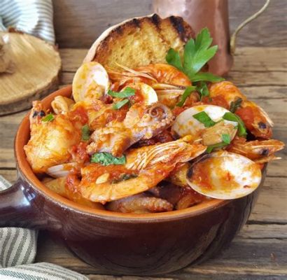  La Zuppa di Pesce di Qinhuangdao: Un'Esplosione di Sapori Freschi e un Aroma Irresistibile!