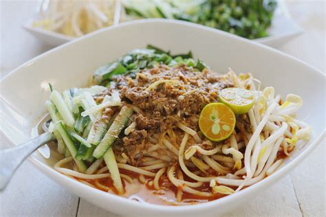 Laksa Johor: Un piatto piccante e cremoso che danza sul palato!