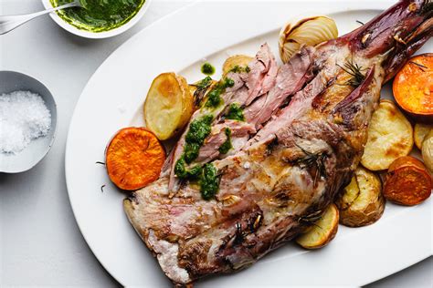  Il Roast Lamb con Miele di Salice Bayannur: Un trionfo di sapori dolci e speziati che danza sul palato!