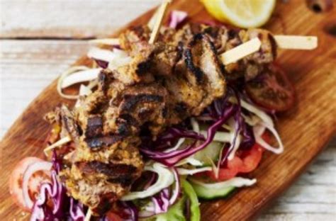  Suya: Un Delizioso Spettacolo di Sapori Piccanti e Aromi Affumicati!