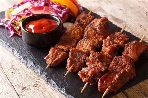  Suya: Una Deliziosa Sinfonia di Spezie Arrostite e Carni Succulente!