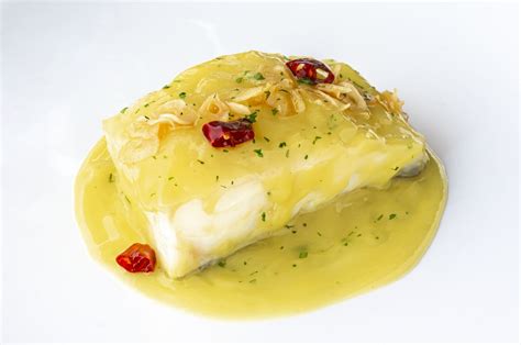  Bacalao al Pil Pil: Un delizioso piatto di pesce ricco di sapori intensi e una morbida salsa cremosa!