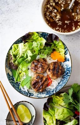  Bún Chả: Una Sinfonia di Erbe Aromatiche e Carne Grigliata Ricca di Sapori!