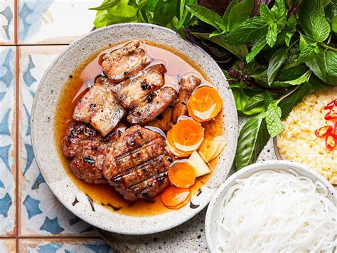  Bún Chả: Un trionfo di sapori piccanti e freschezze aromatiche!