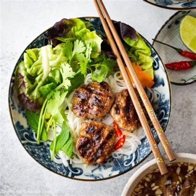  Bún Chả: Un delizioso piatto di noodles e carne grigliata che offre un'esplosione di sapori freschi ed aromatici!