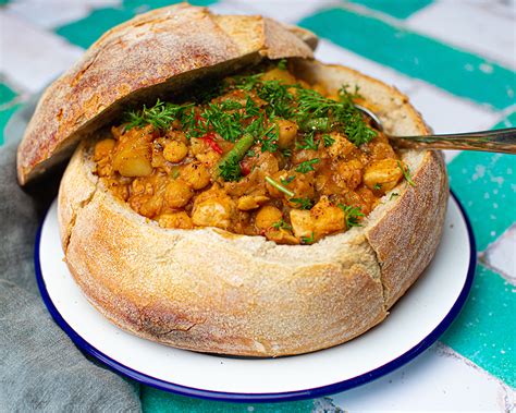  Bunny Chow? A Soul-Satisfying Journey Through Durban's Aromatic Spices and Tender Textures!