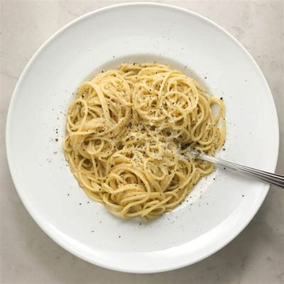  Cacio e Pepe: Un piatto romano di semplicità sublime che sprigiona sapori avvolgenti!