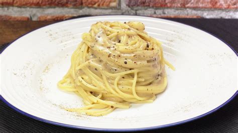   Cacio e Pepe: Un trionfo di semplicità cremosa e pungente che ti trasporterà direttamente nell'anima romana!