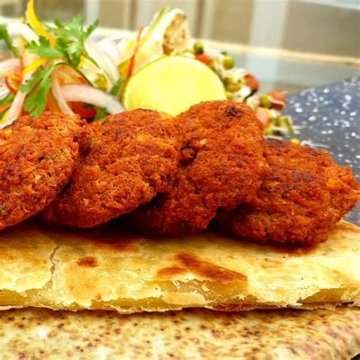  Chapli Kebab: Un delizioso incontro di sapori piccanti e texture croccanti!