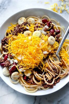  Cincinnati Chili: Un trionfo di spezie e comfort food con una deliziosa copertura di formaggio grattugiato!