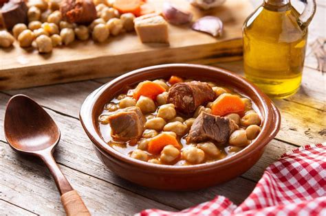 Cocido Madrileño: Un piatto confortante ricco di sapori e tradizioni millenarie!