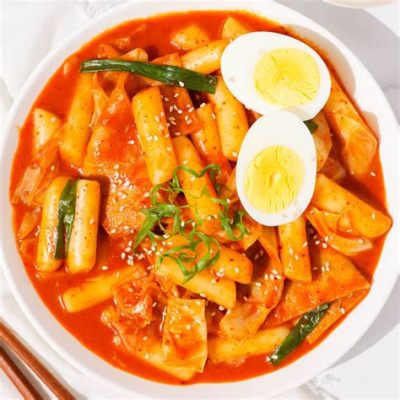  Ddeokbokki: Un piatto piccante e irresistibile che ti trasporterà nel cuore di Busan!