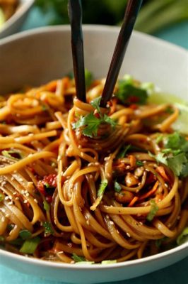  Dòu Miàn: Un piatto unico di noodle e sapori piccanti che ti trasporteranno direttamente nella Cina antica!