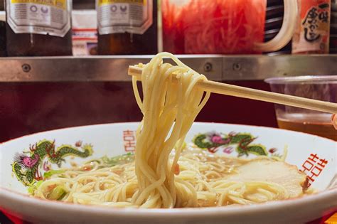 Hakata Ramen: Un delizioso brodo ricco che si scioglie in bocca e nudle morbidi!