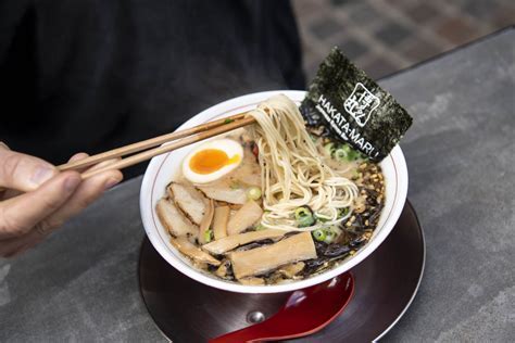  Hakata Ramen: Un connubio esplosivo di sapori umami e una texture morbidamente invitante!