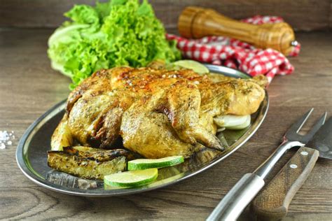  Il Pollo Arrostito di Qingyuan: Un Delizioso Viaggio Gustativo tra Spezie Calde e Sapori Freschi!