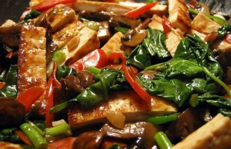  Il Tofu Piccante di Yibin: Un Viaggio Esplosivo tra Sapori Fumanti e Testeture Setose!