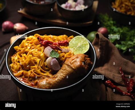  Khao Soi: Un Delizioso Intrigo di Sapori Piccanti e Cremosi!