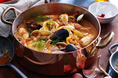  La Bouillabaisse: Un brodo di mare ricco e corposo che ti transporta nella Provenza!