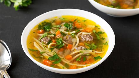   La Zuppa di Cinese con Pomo Verde e Peperoni Rossi: Un Piatto che Combina Sapori Piccanti ed Erbacei!