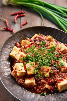  Mapo Tofu: Una esplosione di sapori piccanti e la morbidezza avvolgente del tofu!