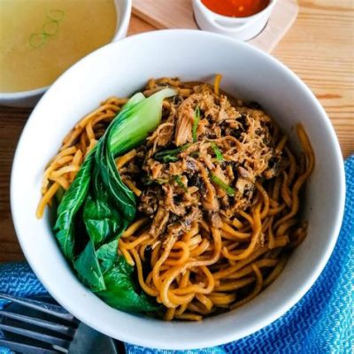 Mie Ayam, un piatto di comfort indonesiano con una deliziosa combinazione di sapori piccanti e aromatici!