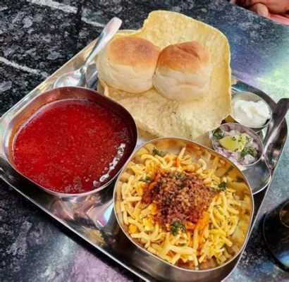 Misal Pav! Una combinazione esplosiva di spezie piccanti e sapori indimenticabili