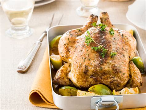  Il pollo arrosto con spezie di Hami: Un trionfo di sapori piccanti che danza sul palato con un'armonia di erbe aromatiche!