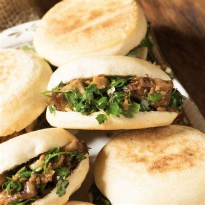  Rou Jia Mo:  Un Delizioso Panino Cinese ripieno di Carne Spazzolata e Aromi Inconfondibili!