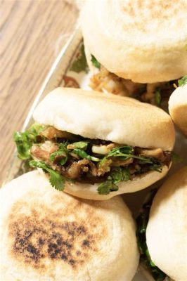  Rou Jia Mo: Un'esplosione di sapori piccanti e la morbidezza irresistibile del pane piatto!