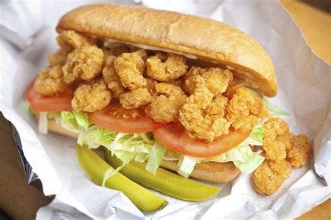   Shrimp Po’ Boy: Una Sinfonia di Frutti di Mare Fritti e Salse Piccanti su un Letto di Pane Morbido! 