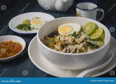  Soto Ayam: Un Caldo Speziato che Incanta i Sensi con la sua Armonia di Sapori Piccanti e Freschi!