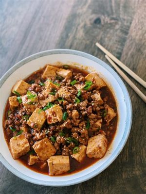  Spicy Tofu and Pork Casserole:  Un concerto di sapori piccanti che si sciolgono delicatamente sulla lingua!