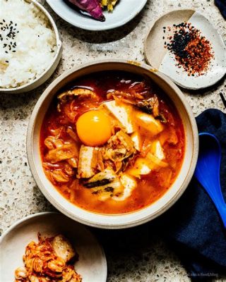  Sundubu-jjigae: Una zuppa piccante e confortante con un tocco di umami!