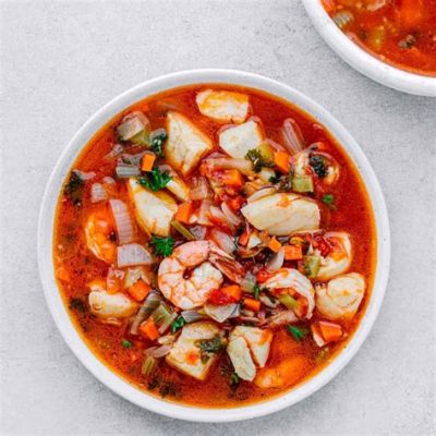   Xinyu Fish Soup: Una deliziosa esplosione di sapori in un brodo profumato e rinfrescante!