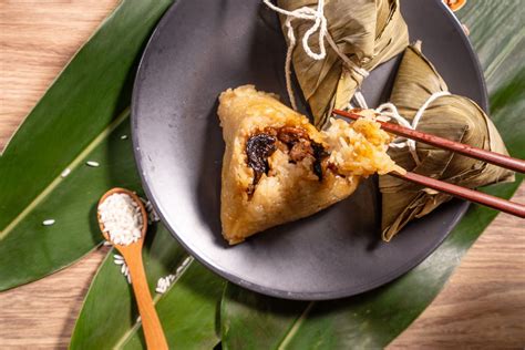   Zongzi di Riso Glutinoso con Patate Dolci: Un'Esplosione di Sapori Avvolti in un Velo di Foglie di Bambù!